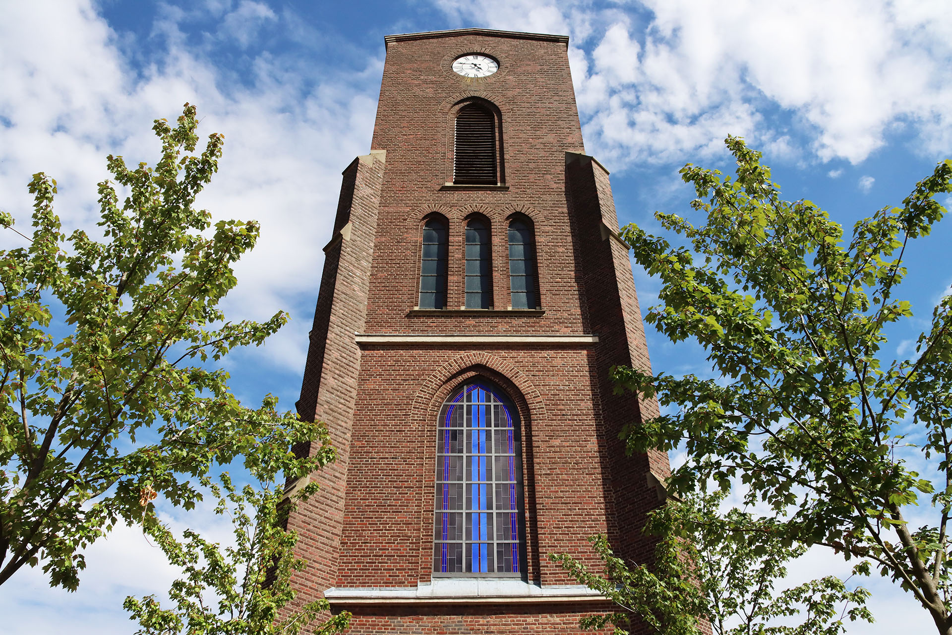 Die Echtzer Kirche  mit ihrem großen, blauen Fenster. 